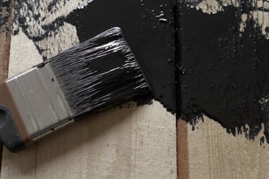 ahşap yüzey siyah boya ile fırça. ahşap wi boyama