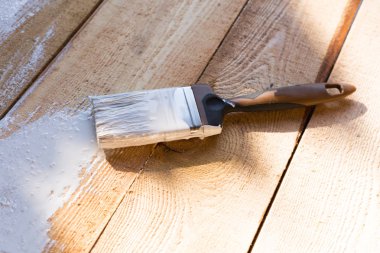 ahşap arka plan üzerinde beyaz boya ile fırça. ahşap boyama