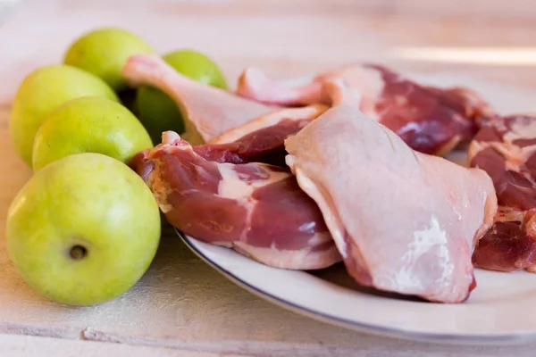 Mięso świeże, surowe kaczka z kaczki z owocami na powierzchni drewnianych. — Zdjęcie stockowe