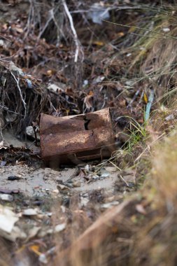 çevre kirliliği. paslı kürek, kürek, çöpe