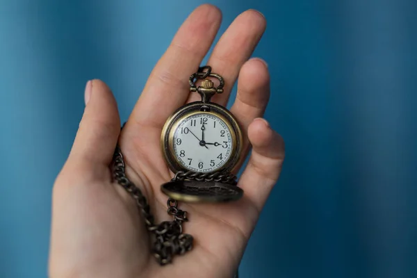 Vecchio orologio d'epoca su una catena. mano che tiene un orologio su una catena . — Foto Stock