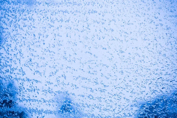CY fönsterbakgrund. första snön på Fönstren med bitar av f — Stockfoto
