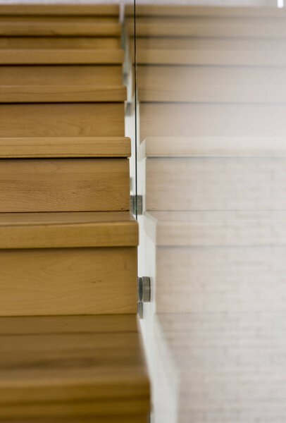 Современные белые лестницы с деревянными перилами
