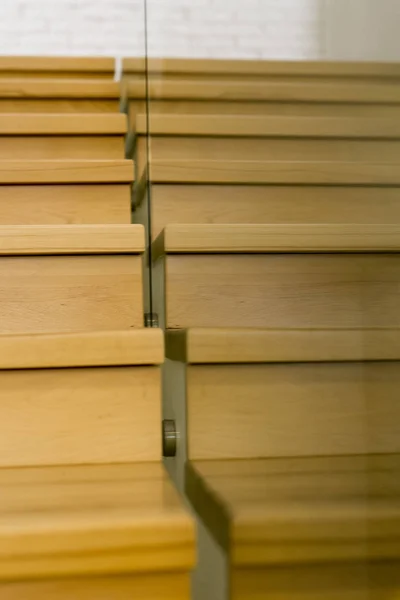 Modernas escaleras blancas con pasamanos de madera — Foto de Stock