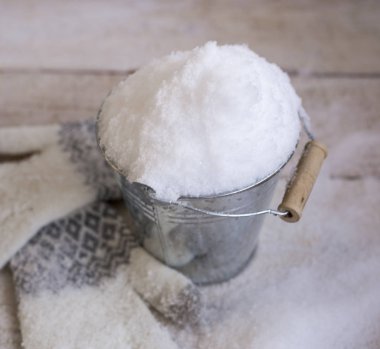 bir kova ile eldiven, karla kaplı kar.