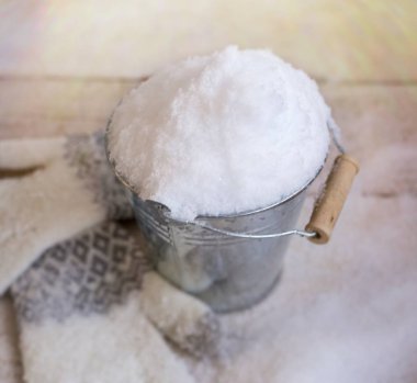 bir kova ile eldiven, karla kaplı kar.