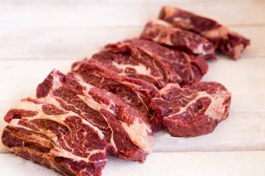 biftek taze, çiğ, biftek bir et parçası kesti.. 