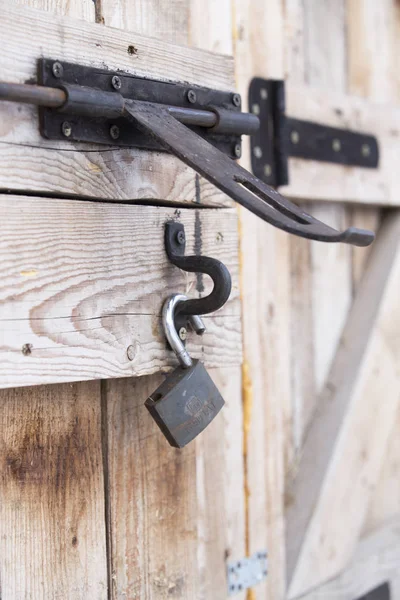 A faluban fából készült ajtó zárját. — Stock Fotó