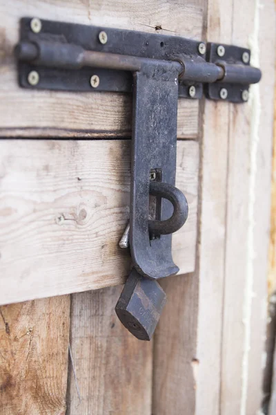 A faluban fából készült ajtó zárját. — Stock Fotó