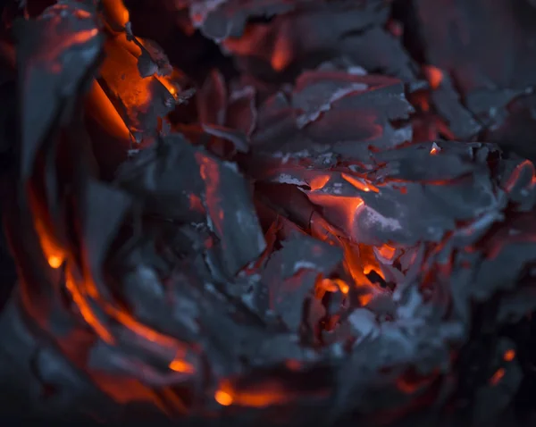 Brandende as, brandend papier in het vuur van de open haard. — Stockfoto