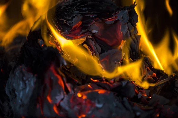 Cinzas em chamas, papel em chamas no fogo da lareira . — Fotografia de Stock