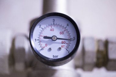 Kazan dairesi yakınındaki tonometer mühürlü kapak