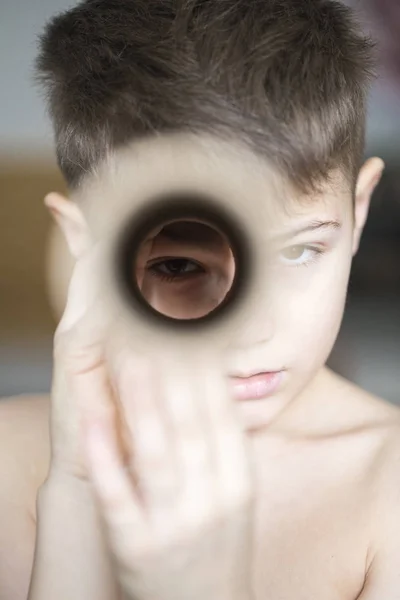 Jongen Kijkt Met Een Oog Een Buis Van Papier — Stockfoto