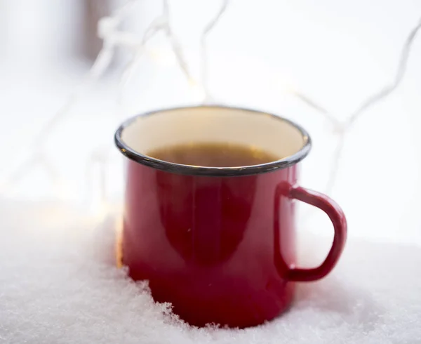 Красная кружка горячего чая и снежное пространство — стоковое фото