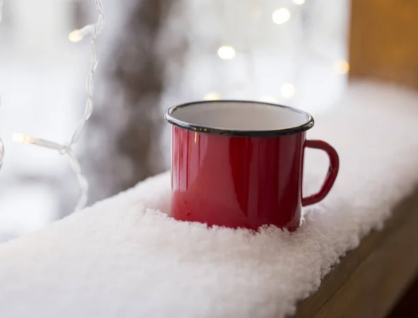 Red mug of hot tea and snow space — Stock Photo, Image