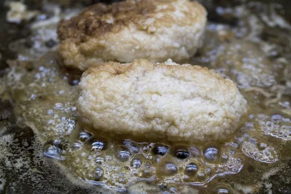 Vettig voedsel in de pan met bubbels van vet. niet goed voeden — Stockfoto