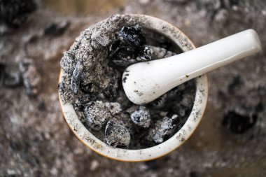 baharat için havaneli ile kül dolu. yanmış kömür bir PO