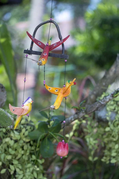 Висит игрушки птиц в саду на дереве — стоковое фото