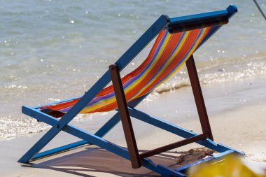 Tayland 'da kumsalda güneşlenirler