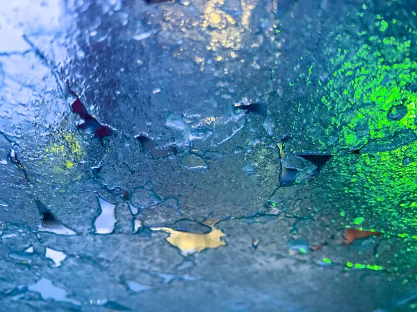 Suddig bakgrund frusen från isfönsterglas med ljus — Stockfoto