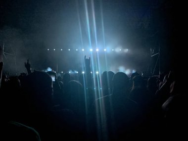 Bir rock konseri için arka plan bulanık, Conc 'daki spot ışıkları