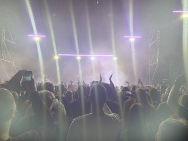 Bir rock konseri için arka plan bulanık, Conc 'daki spot ışıkları