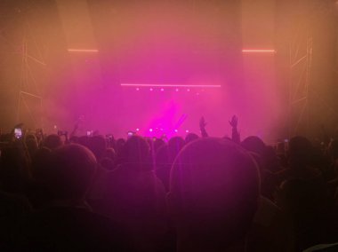 Bir rock konseri için arka plan bulanık, Conc 'daki spot ışıkları