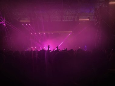 Bir rock konseri için arka plan bulanık, Conc 'daki spot ışıkları