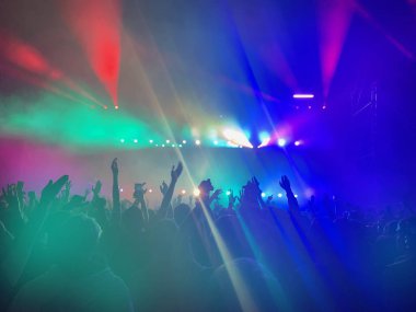 Bir rock konseri için arka plan bulanık, Conc 'daki spot ışıkları