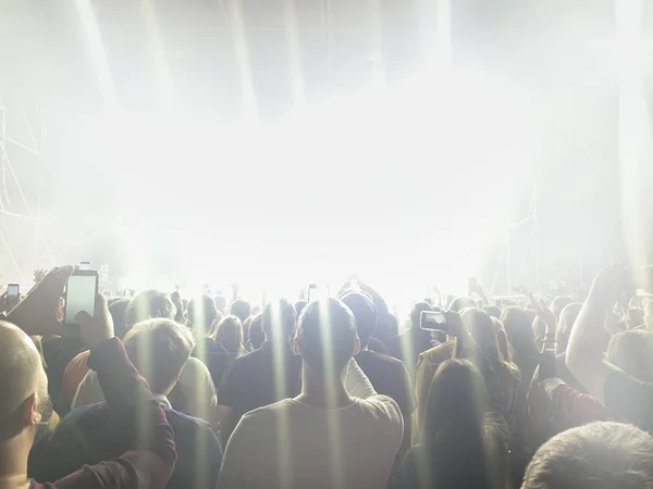 Niewyraźne tło dla koncertu rockowego, reflektor na Conc — Zdjęcie stockowe