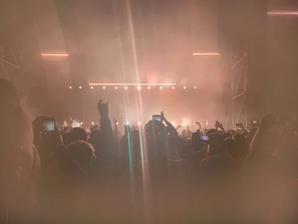 Fondo borroso para un concierto de rock, el centro de atención en el conc —  Fotos de Stock