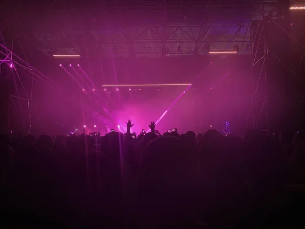 Verschwommener Hintergrund für ein Rockkonzert, das Rampenlicht am — Stockfoto