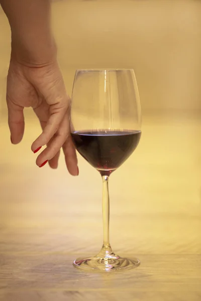 Female hand with a glass of red wine. concept photo — Stock Photo, Image