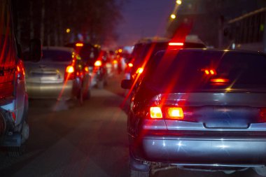 Hava kirliliği makineleri sabahın erken saatlerinde trafikte duruyor.