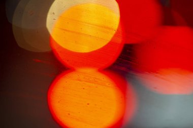 Kırmızı ve sarı benekli parlak bokeh hafif bulanık, vurdu onu.