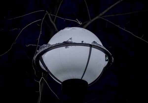 Фонарь на улице ночью крупным планом — стоковое фото