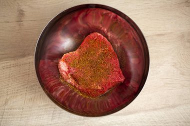 Metal bir fiyonkta taze et