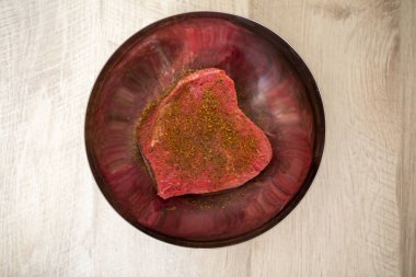 Metal bir fiyonkta taze et