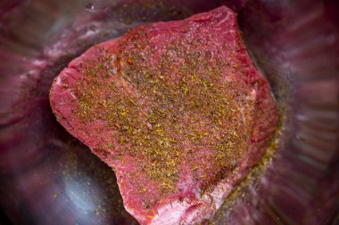 Metal bir fiyonkta taze et