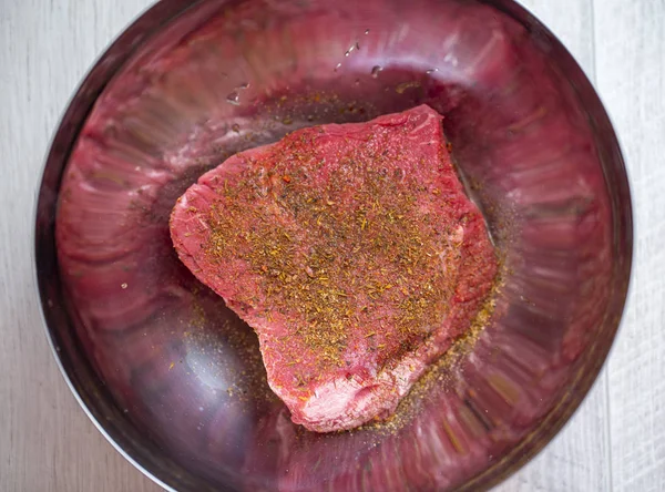 Frischfleisch in einer Metallschleife — Stockfoto