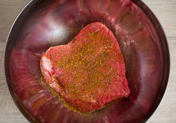 Świeże mięso w metalowym łuku — Zdjęcie stockowe