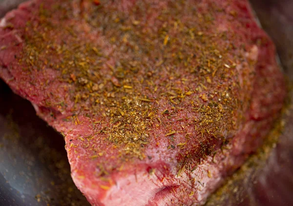 Färskt kött i metallbåge — Stockfoto
