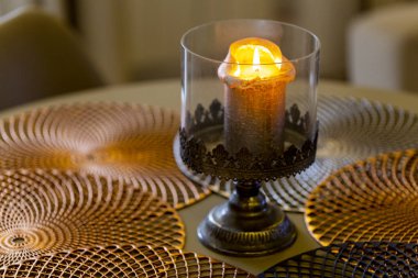 Yakın planda yanan mum.