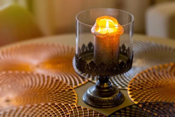 Yakın planda yanan mum.