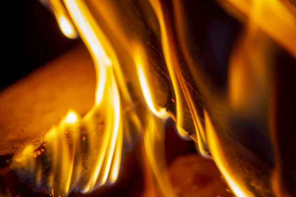 Feuer im Kamin in Nahaufnahme — Stockfoto
