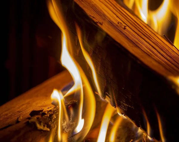 Fuego en la chimenea primer plano — Foto de Stock