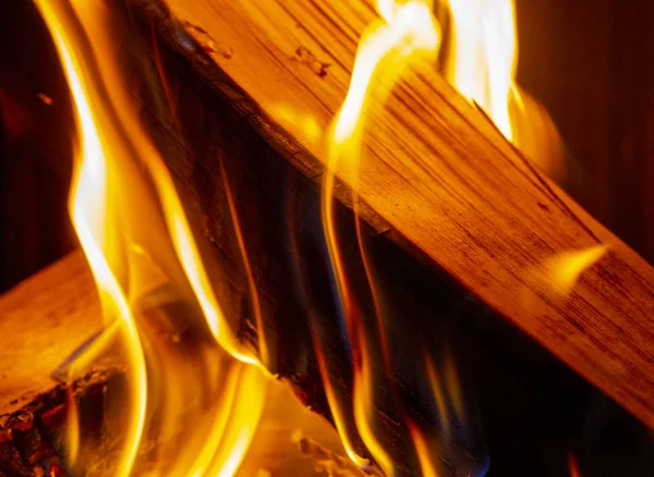 Ogień w kominku zbliżenie — Zdjęcie stockowe