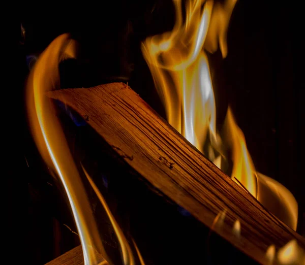 Fire in the fireplace close-up — Stock Photo, Image