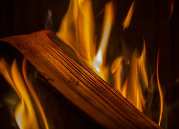 Brinnande trä närbild — Stockfoto