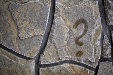 Donmuş bir taş duvara soru işareti yazdır 